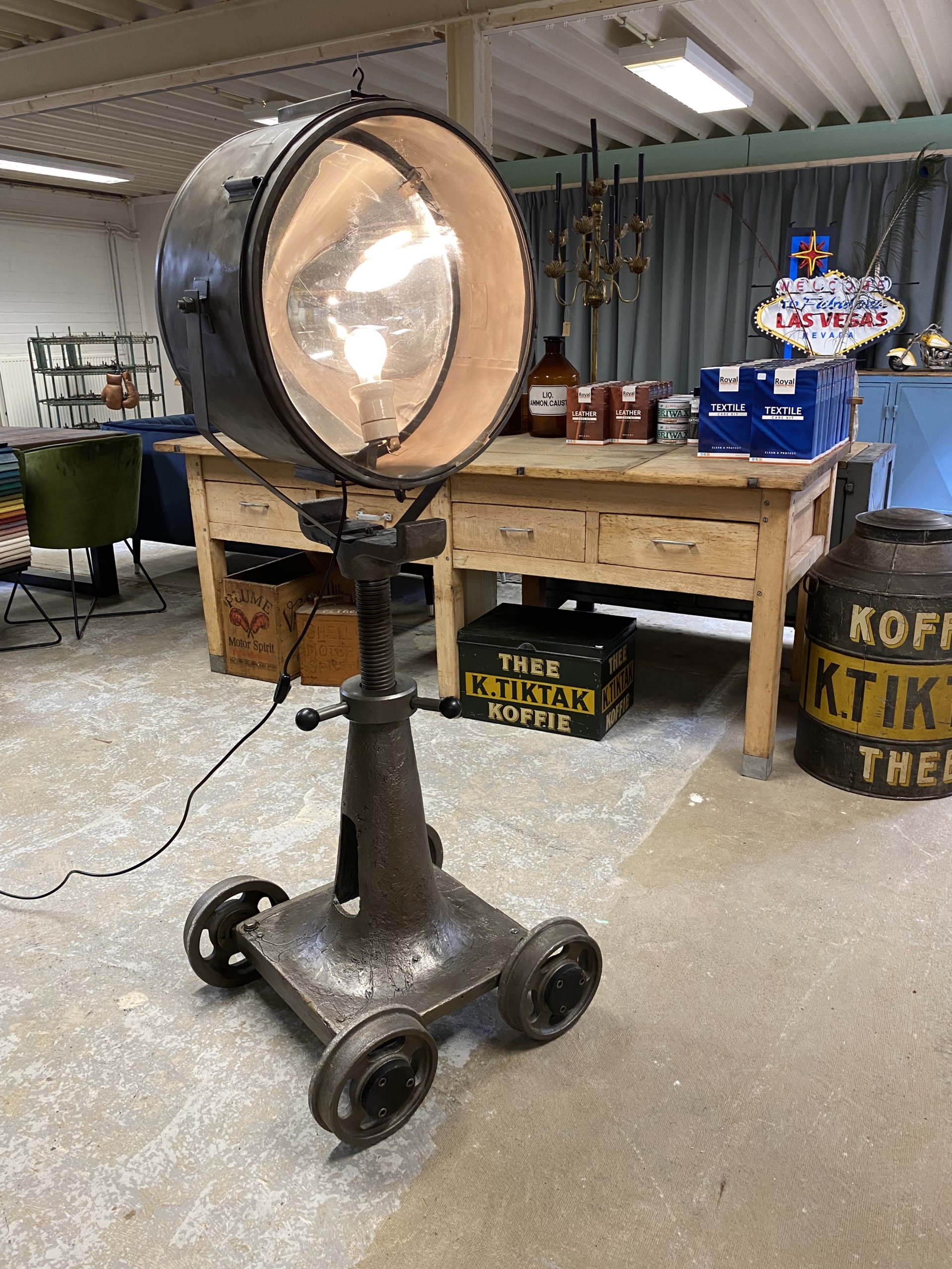 Schaap park Kikker Industriële lamp op oud machine onderstel verkocht. - OTIQ